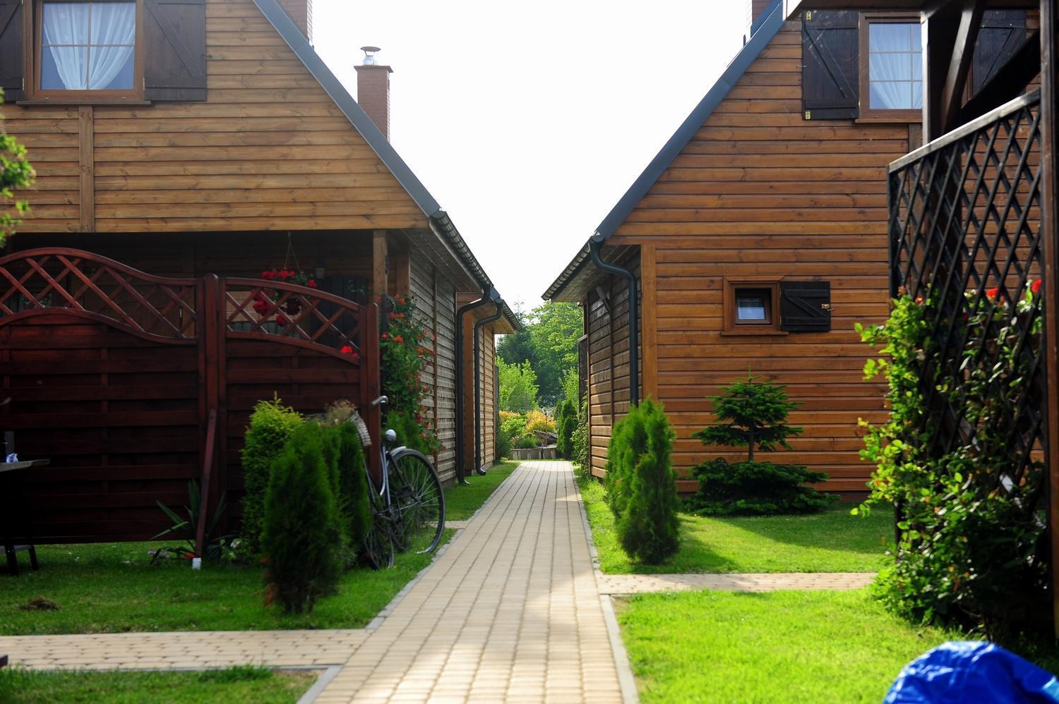 Caloroczne Domki Nad Morzem I Jeziorem Jezierzany Exterior foto