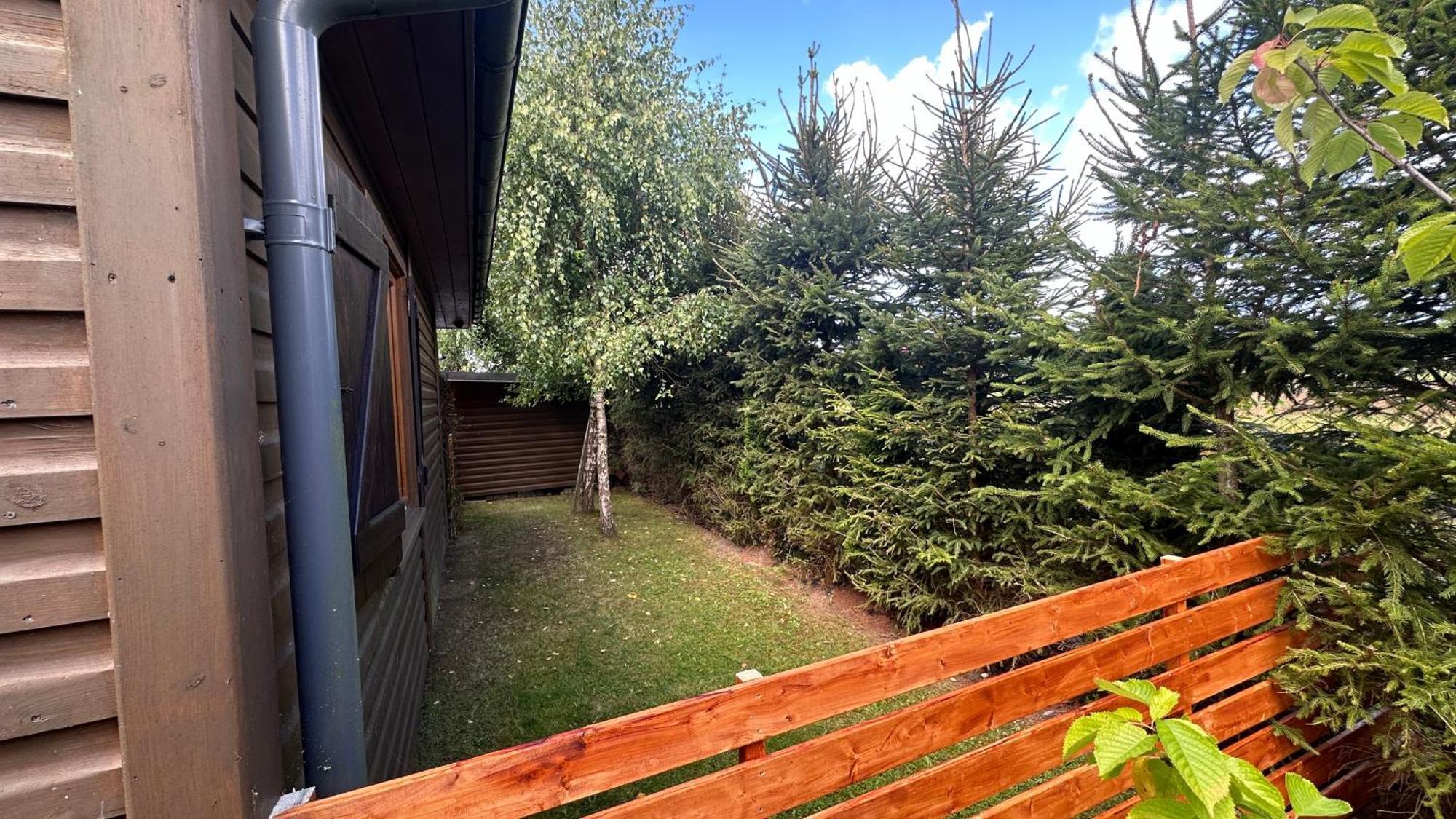 Caloroczne Domki Nad Morzem I Jeziorem Jezierzany Exterior foto